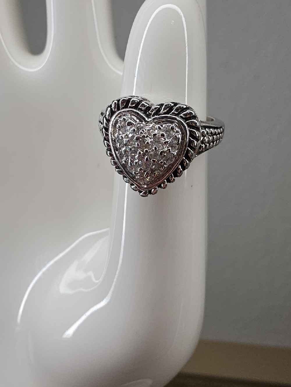 Vintage Delicate Silver Heart Pavé Crystal Rope Edge Design Ring